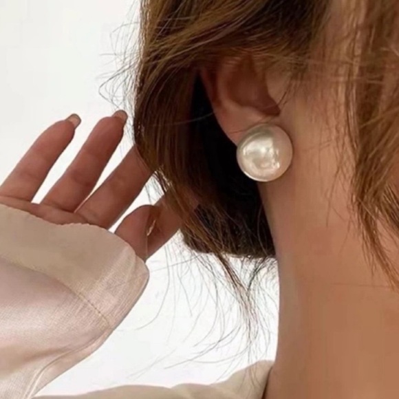 *Popular* NWOT Mia Pearl Statement Earrings - Picture 1 of 2